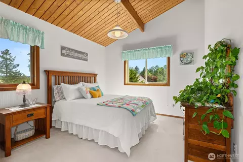 Bedroom - 1090 Middle Fork Rd, Onalaska, WA 98570 photo 3 of 3