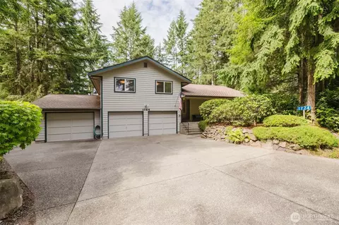 1724 NW Palmer Ln, Bremerton, WA 98311