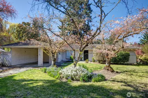 3015 Hunts Point Cir, Hunts Point, WA 98004