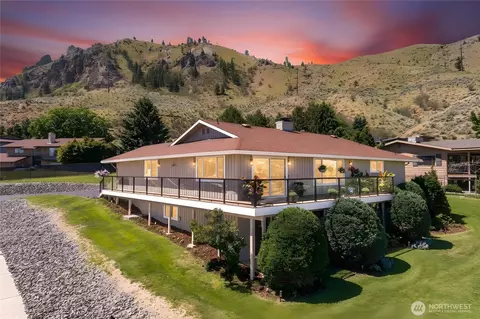 1202 S Hills Dr, Wenatchee, WA 98801