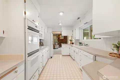 Kitchen - 26117 34th Ave E, Spanaway, WA 98387 photo 2 of 5