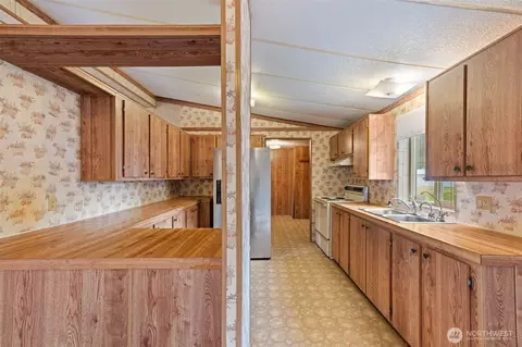Kitchen - 26117 34th Ave E, Spanaway, WA 98387 photo 4 of 5