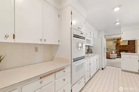 Kitchen - 26117 34th Ave E, Spanaway, WA 98387 photo 3 of 5
