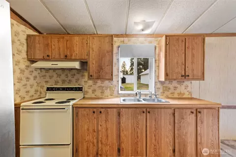 Kitchen - 26117 34th Ave E, Spanaway, WA 98387 photo 5 of 5