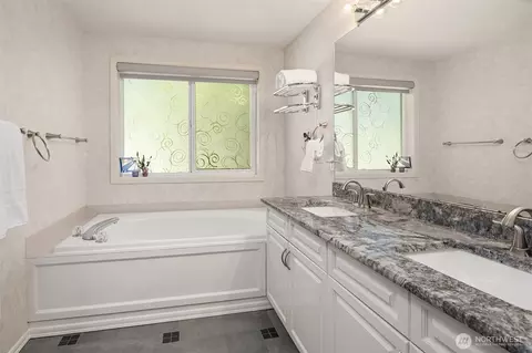 Bath - 647 Edmonds Way, Edmonds, WA 98020 photo 3 of 4