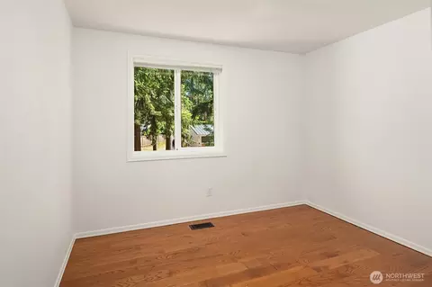 Bedroom - 647 Edmonds Way, Edmonds, WA 98020 photo 3 of 3