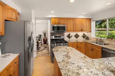 Kitchen - 647 Edmonds Way, Edmonds, WA 98020 photo 4 of 5
