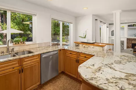 Kitchen - 647 Edmonds Way, Edmonds, WA 98020 photo 2 of 5