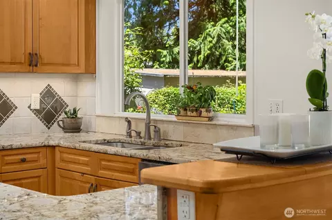 Kitchen - 647 Edmonds Way, Edmonds, WA 98020 photo 3 of 5