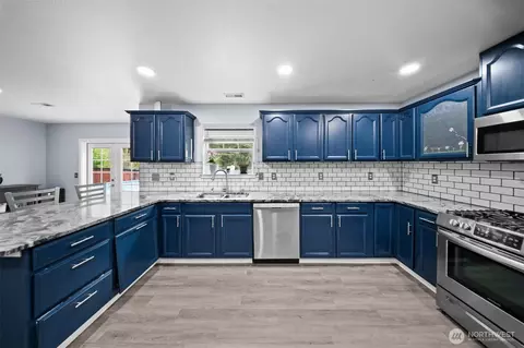 Kitchen - 20723 197th Ave E, Orting, WA 98360 photo 2 of 3