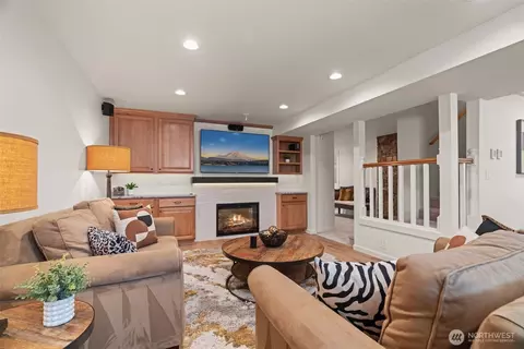 Living - 709 Maple St, Edmonds, WA 98020 photo 5 of 6