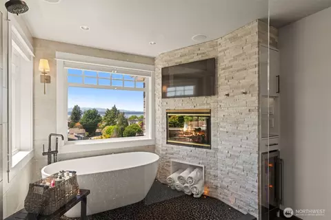 Bath - 709 Maple St, Edmonds, WA 98020 photo 2 of 5