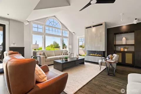 Living - 709 Maple St, Edmonds, WA 98020 photo 2 of 6