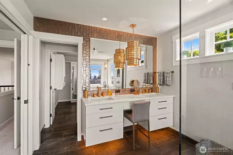 Bath - 709 Maple St, Edmonds, WA 98020 photo 3 of 5