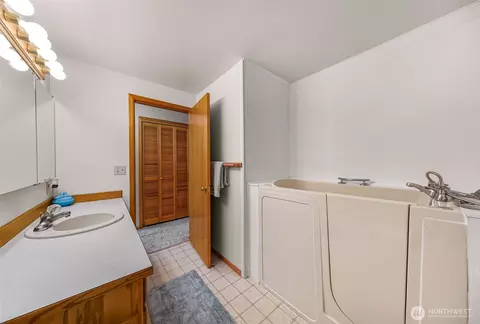 Bath - 112 W 2nd St #A, Everson, WA 98247 photo 2 of 3