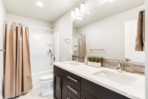 Bath - 1222 198th Pl SE, Bothell, WA 98012 photo 2 of 4