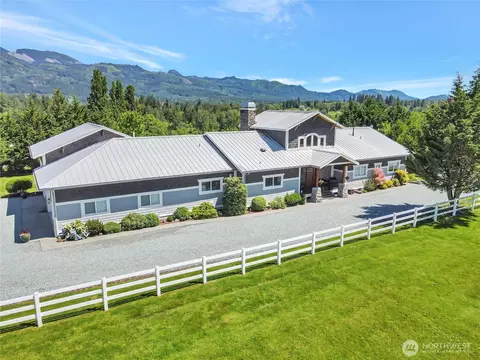 15892 Larson Ln, Mount Vernon, WA 98273
