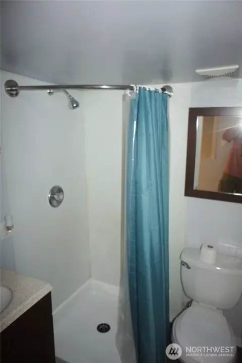 Bath - 5305 S 3rd Ave, Everett, WA 98203 photo 3 of 3