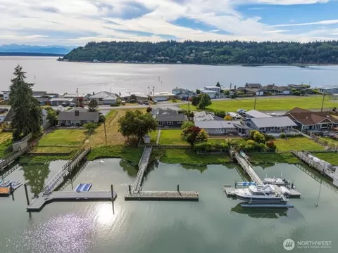 8145 Sandy Hook Ter, Clinton, WA 98236