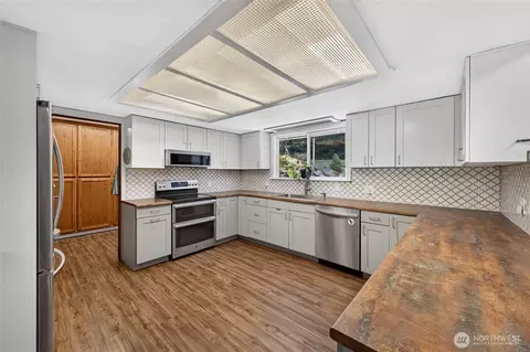 Kitchen - 21005 197th Ave E, Orting, WA 98360 photo 2 of 3