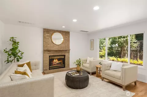 Living - 19303 Meridian Pl W, Bothell, WA 98012 photo 5 of 8