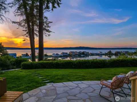 10058 NE Lafayette Ave, Bainbridge Island, WA 98110