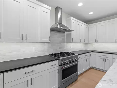 Kitchen - 9207 NE 175th St #B, Bothell, WA 98011 photo 5 of 6