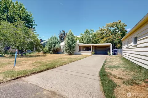 735 NE Spitzenburg St, College Place, WA 99324