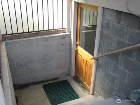 Entry Way - 2219 Rockefeller Ave, Everett, WA 98201 photo 4 of 4