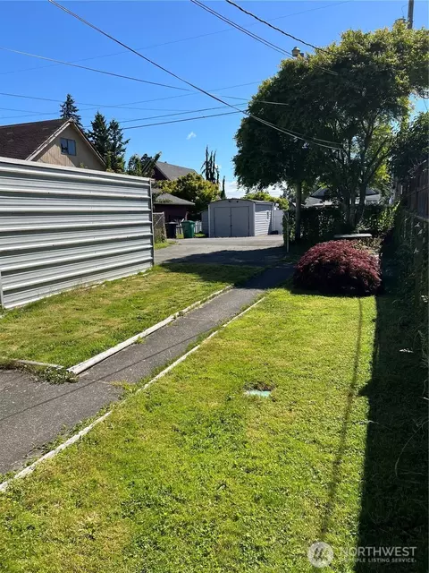 Exterior - 2219 Rockefeller Ave, Everett, WA 98201 photo 2 of 6