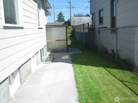 Exterior - 2219 Rockefeller Ave, Everett, WA 98201 photo 4 of 6