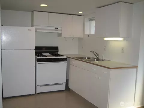 Kitchen - 2219 Rockefeller Ave, Everett, WA 98201 photo 2 of 3