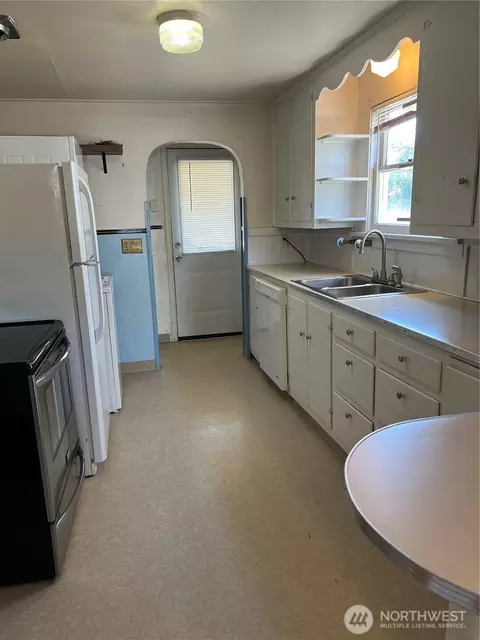 Kitchen - 2219 Rockefeller Ave, Everett, WA 98201 photo 3 of 3
