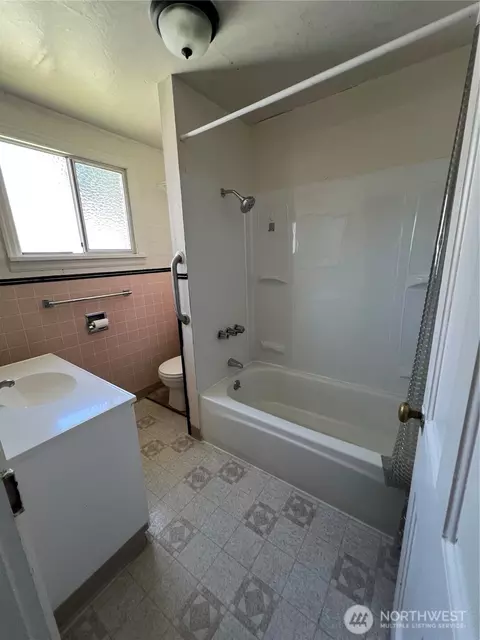 Bath - 2219 Rockefeller Ave, Everett, WA 98201 photo 1 of 2