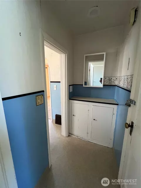 Entry Way - 2219 Rockefeller Ave, Everett, WA 98201 photo 2 of 4