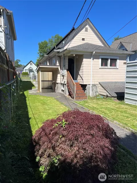 Exterior - 2219 Rockefeller Ave, Everett, WA 98201 photo 3 of 6