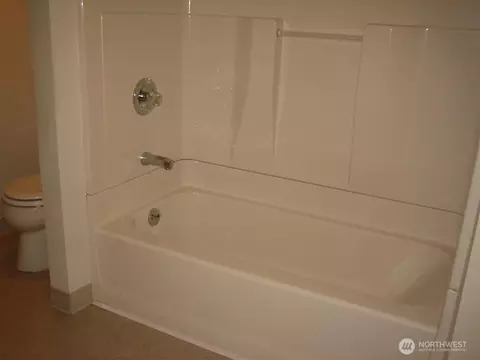 Bath - 2219 Rockefeller Ave, Everett, WA 98201 photo 2 of 2