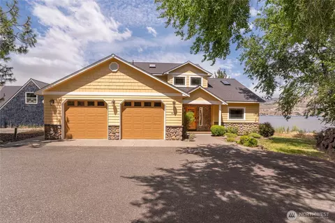 915 S Lakeshore Dr, Chelan, WA 98816