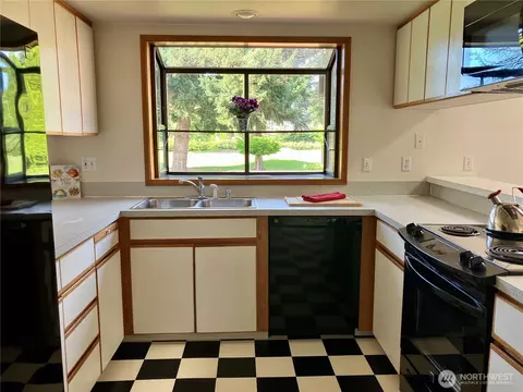 Kitchen - 192 Hurricane Ridge Rd, Sequim, WA 98382 photo 2 of 3