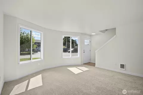 Living - 4 107th St SE, Everett, WA 98204 photo 3 of 4