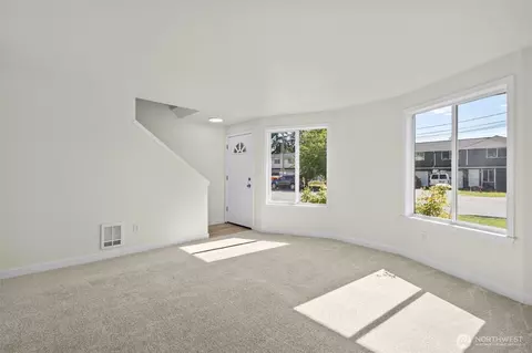 Living - 4 107th St SE, Everett, WA 98204 photo 2 of 4