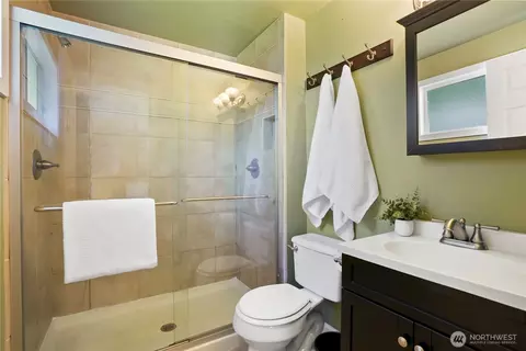 Bath - 1800 172nd St SE, Bothell, WA 98012 photo 2 of 2