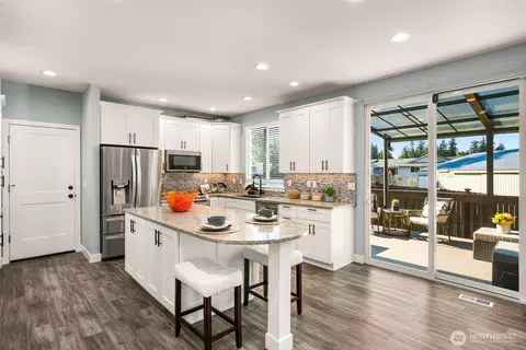 Kitchen - 20121 Bartlett Rd, Bothell, WA 98012 photo 4 of 6