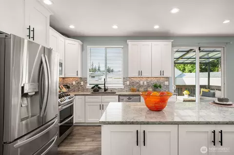 Kitchen - 20121 Bartlett Rd, Bothell, WA 98012 photo 5 of 6