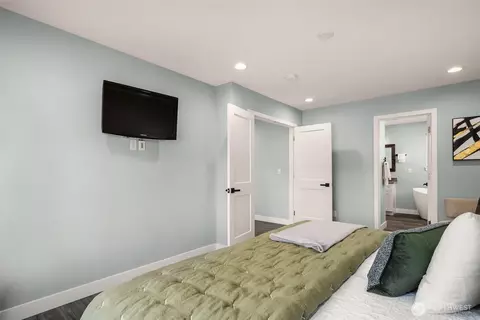 Bedroom - 20121 Bartlett Rd, Bothell, WA 98012 photo 3 of 7
