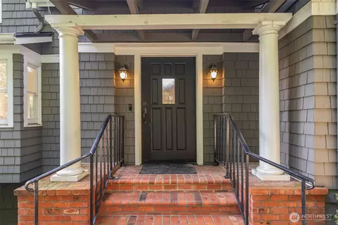 7626 NE 8th St, Medina, WA 98039