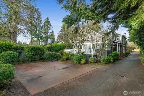 7626 NE 8th St, Medina, WA 98039