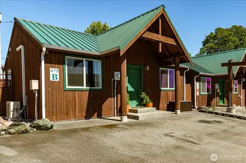 475 SE Barrington Dr #B, Oak Harbor, WA 98277