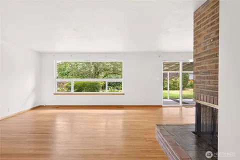 Living - 1209 Florence St, Enumclaw, WA 98022 photo 5 of 6
