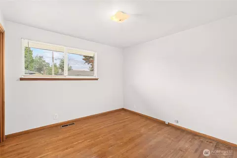 Bedroom - 1209 Florence St, Enumclaw, WA 98022 photo 5 of 7